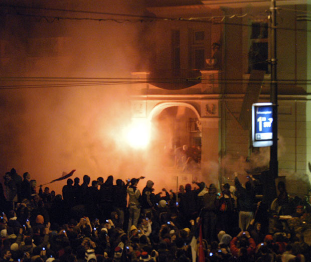 Генерали НЕ ПРИЗНАЈУ кривицу: Почело суђење за паљење америчке амбасаде